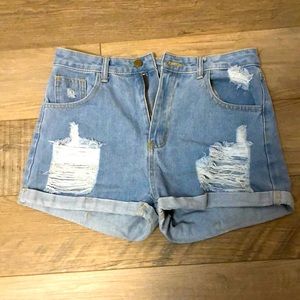 Medium-large ripped denim shorts